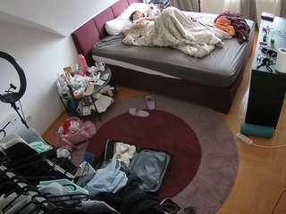 voyeurcam-julmodels-whitebed-1