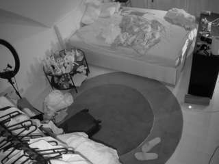 voyeurcam-julmodels-whitebed-1 webcam