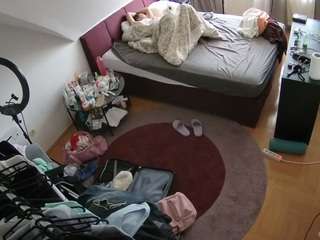 voyeurcam-julmodels-whitebed-1