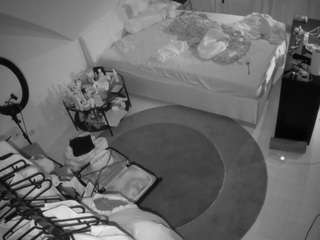 voyeurcam-julmodels-whitebed-1