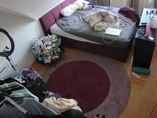 voyeurcam-julmodels-whitebed-1