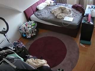 voyeurcam-julmodels-whitebed-1