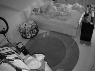 voyeurcam-julmodels-whitebed-1