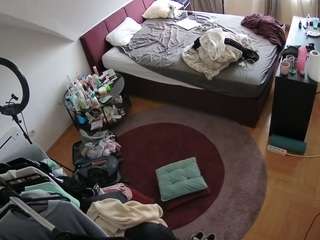 voyeurcam-julmodels-whitebed-1 webcam