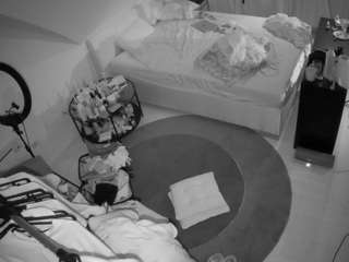 voyeurcam-julmodels-whitebed-1