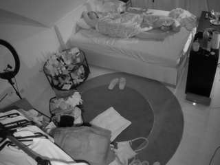 voyeurcam-julmodels-whitebed-1