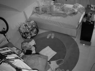 voyeurcam-julmodels-whitebed-1