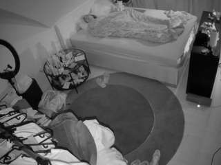 voyeurcam-julmodels-whitebed-1 webcam