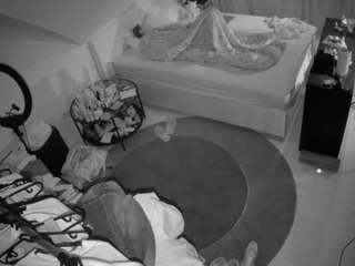 voyeurcam-julmodels-whitebed-1