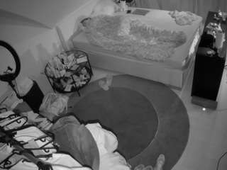 voyeurcam-julmodels-whitebed-1