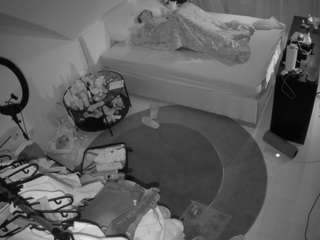 voyeurcam-julmodels-whitebed-1