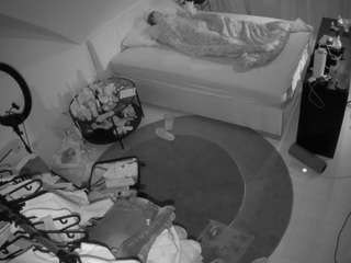 voyeurcam-julmodels-whitebed-1