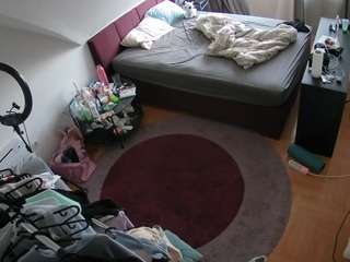 voyeurcam-julmodels-whitebed-1