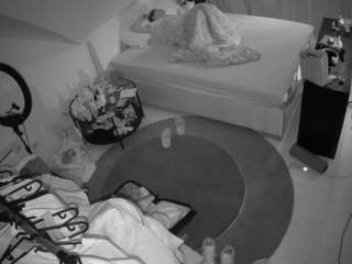 voyeurcam-julmodels-whitebed-1