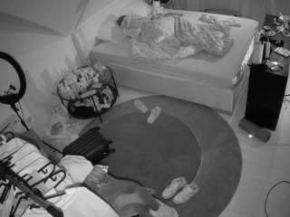 voyeurcam-julmodels-whitebed-1