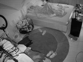 voyeurcam-julmodels-whitebed-1