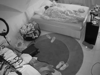 voyeurcam-julmodels-whitebed-1