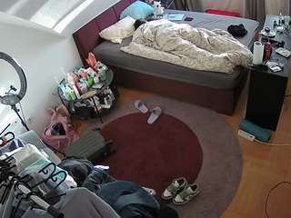 voyeurcam-julmodels-whitebed-1