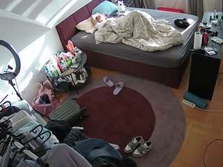 voyeurcam-julmodels-whitebed-1