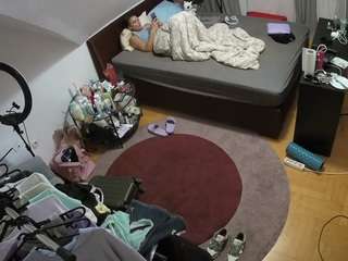 voyeurcam-julmodels-whitebed-1