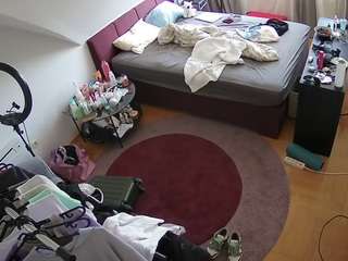 voyeurcam-julmodels-whitebed-1