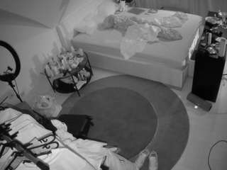 voyeurcam-julmodels-whitebed-1