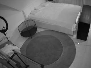 voyeurcam-julmodels-whitebed-1