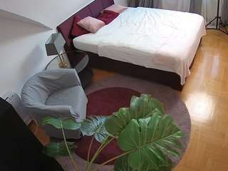 voyeurcam-julmodels-whitebed-1 webcam