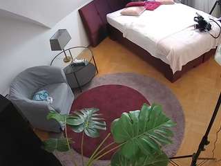 voyeurcam-julmodels-whitebed-1 webcam