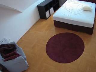 voyeurcam-julmodels-whitebed-1 webcam