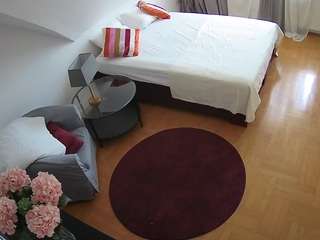 voyeurcam-julmodels-whitebed-1