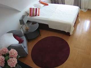 voyeurcam-julmodels-whitebed-1 webcam