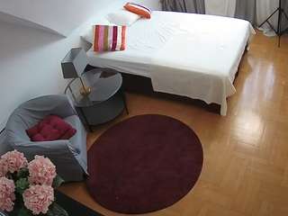 voyeurcam-julmodels-whitebed-1