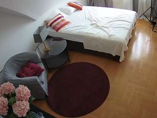 voyeurcam-julmodels-whitebed-1 webcam