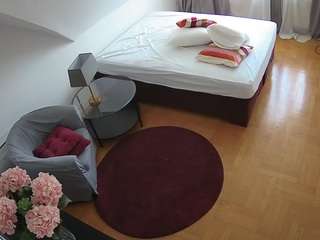 voyeurcam-julmodels-whitebed-1 webcam
