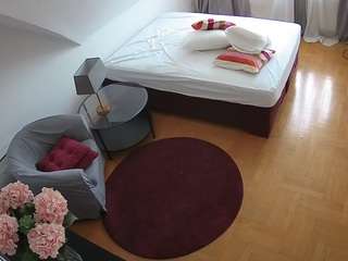 voyeurcam-julmodels-whitebed-1 webcam