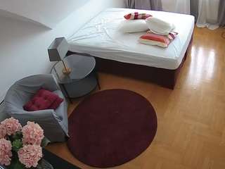 voyeurcam-julmodels-whitebed-1 webcam