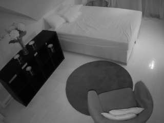 voyeurcam-julmodels-whitebed-1
