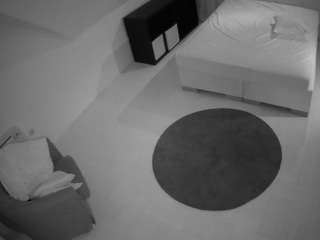 voyeurcam-julmodels-whitebed-1