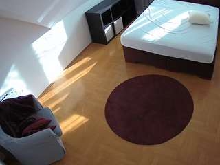 voyeurcam-julmodels-whitebed-1