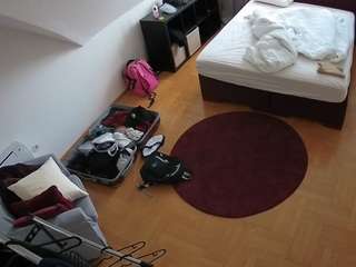 voyeurcam-julmodels-whitebed-1