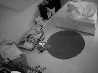 voyeurcam-julmodels-whitebed-1