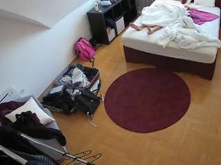 voyeurcam-julmodels-whitebed-1