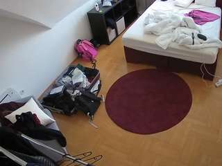 voyeurcam-julmodels-whitebed-1