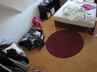 voyeurcam-julmodels-whitebed-1