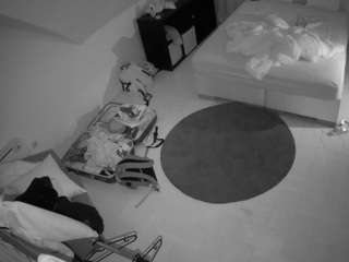 voyeurcam-julmodels-whitebed-1
