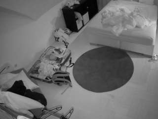 voyeurcam-julmodels-whitebed-1