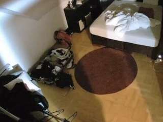 voyeurcam-julmodels-whitebed-1