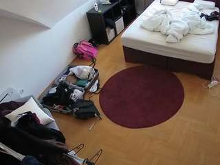 voyeurcam-julmodels-whitebed-1