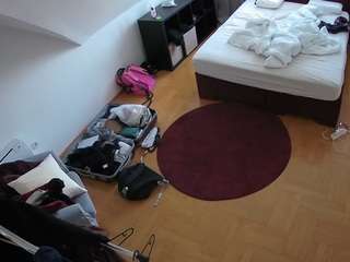 voyeurcam-julmodels-whitebed-1